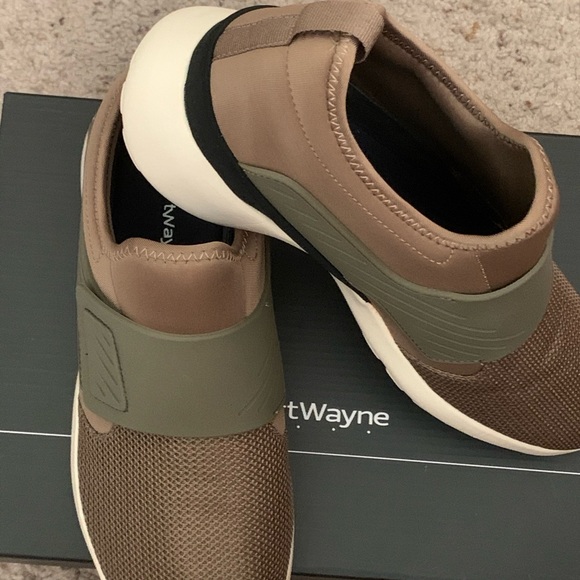 Sneakers - Picture 2 of 5